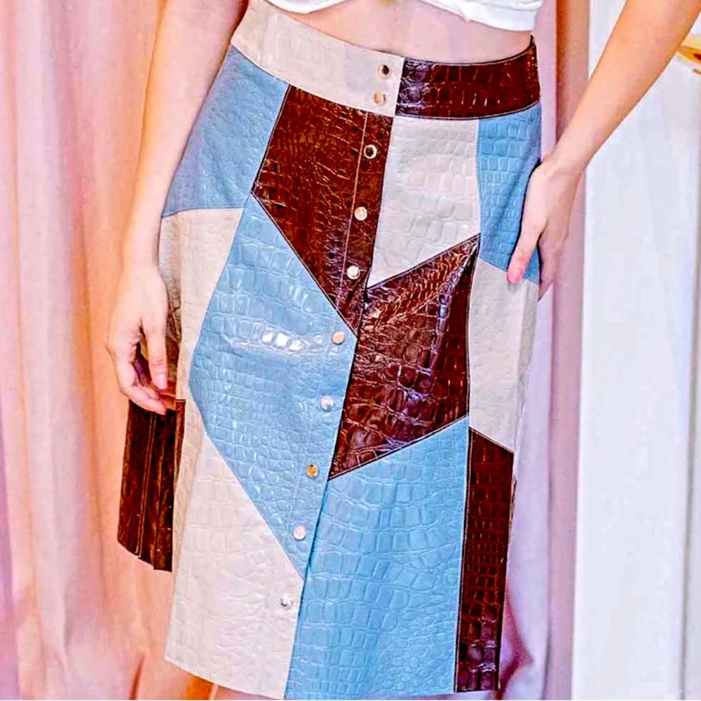 GRACIA EMBOSSED LEATHER PATCH SKIRT